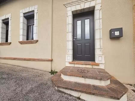 charmante maison de rue rénovée avec goût au cœur de samatan