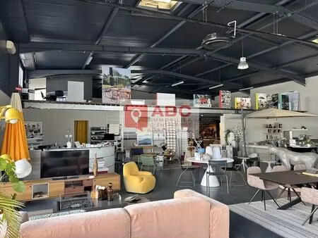 location commerce 840 m²