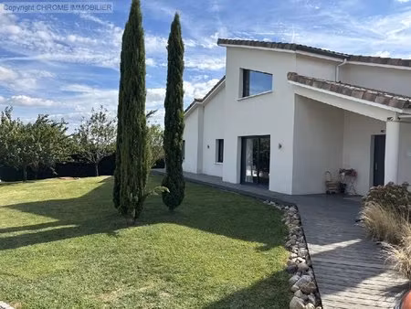 maison contemporaine avec piscine et jacuzzi