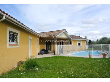 villa recente de plain pied avec piscine