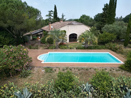 grande maison en pierre avec piscine et vue exceptionnelle