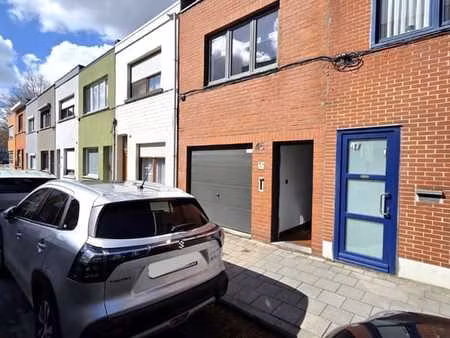 maison de ville très bien entretenue avec 2 garages ...