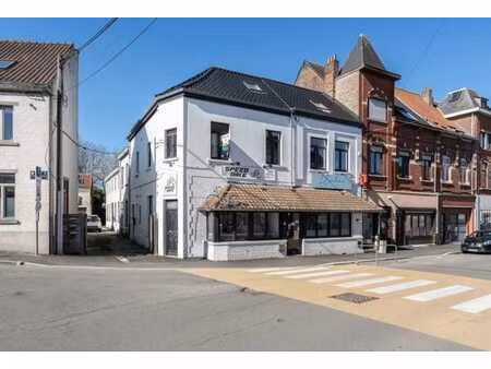 immeuble mixte sur la place de genval