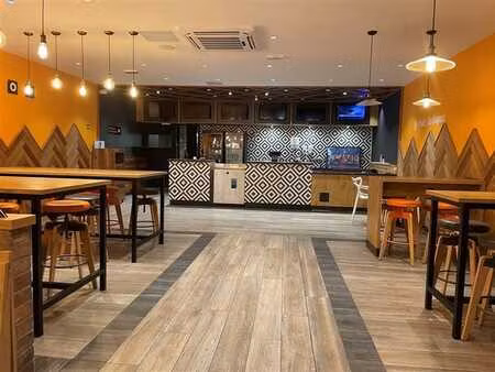 saint- gilles - rez commercial + entrée arrière privative !