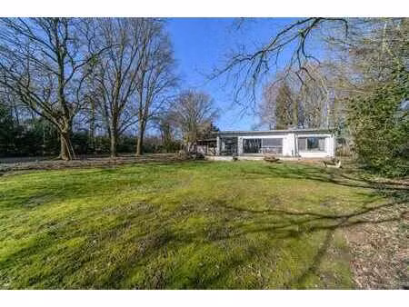 exceptionnel et charmant bungalow sur un terrain de 61 ares