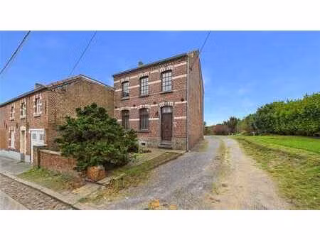 spacieuse maison avec beau potentiel