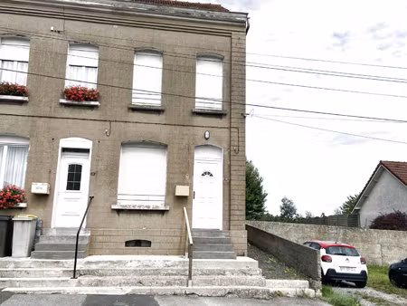 maison semi-individuelle sur joli terrain et parking