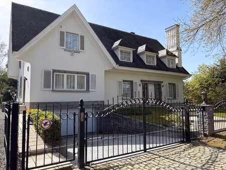 belle villa  6 ch. avec jardin  piscine et plusieurs parking