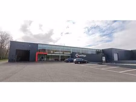 vastes entrepôts et bureaux à proximité de l’e17