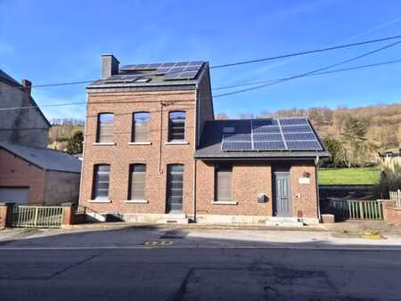 jolie maison d’habitation avec jardin et terrasse
