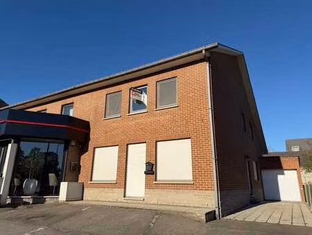 maison de commerce située en plein centre d’eghezée