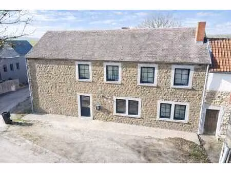 maison 3 façades avec garage et jardin à natoye !