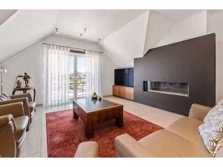 appartement en duplex avec terrasse et parking.