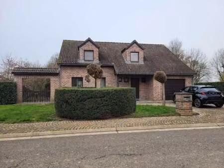 superbe villa sur grand terrain plat