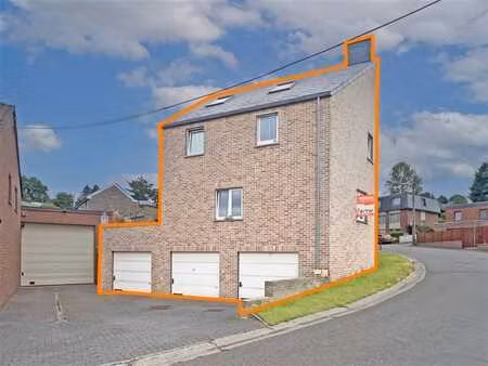 maison 3 à 4 chambres – 3 garages – cour