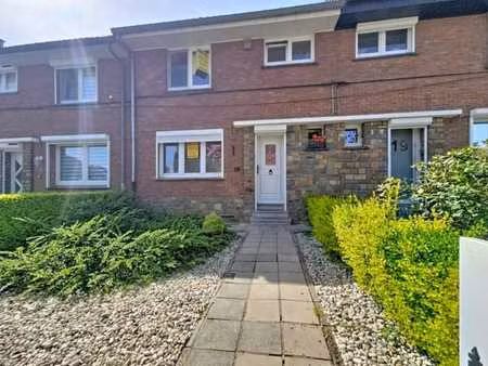 maison avec jardin et garage.