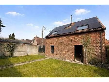 maison semi-mitoyenne dans une impasse au coeur du village d