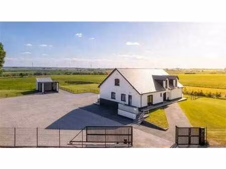 exceptionnelle villa avec terrain à bâtir en option.