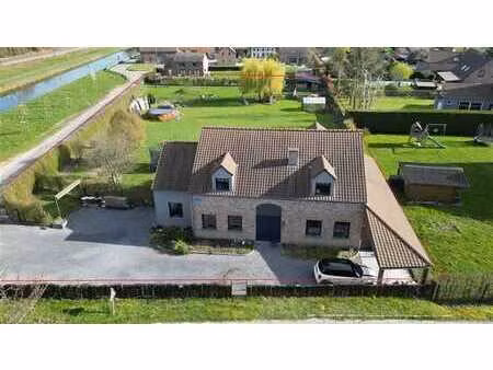 spacieuse villa lumineuse avec jardin  piscine et annexe