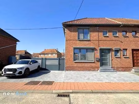 maison unifamiliale avec terrasse et jardin