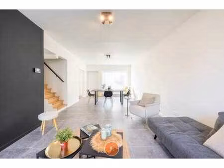 instapklare totaal gerenoveerde woning met 5 ruime slaapk...