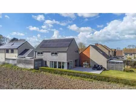 maison moderne avec une vue imprenable!