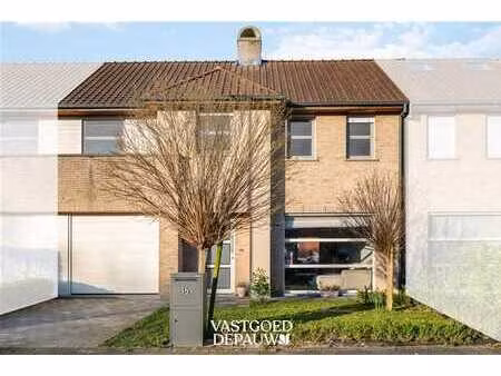 maison récente dans un quartier calme près du centre.