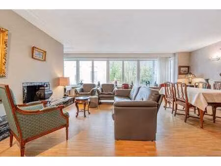 klassevol en kwalitatief appartement met ruim terras en p...