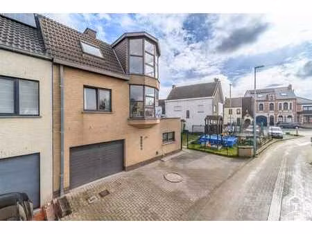 gunstig gelegen  ruime en zeer lichtrijke gezinswoning te...