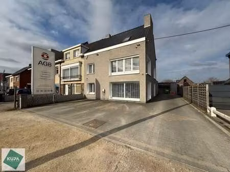 meergezinswoning met potentieel en zicht op het water