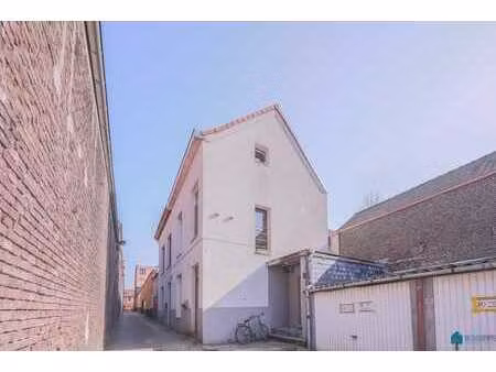 maison comprenant un studio et un appartement en triplex