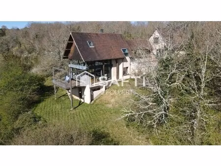 maison suspendue dans son environnement