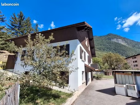 ? maison familiale 10 pièces – 205 m² – terrain 873 m² – aigueblanche (73260)