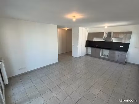 superbe t3 en très bon état avec stationnement et balcon – secteur meyzieu centre