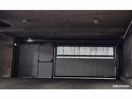 place pour moto en sous sol dans un garage électrifié très sécurisé idéal pour ranger votr