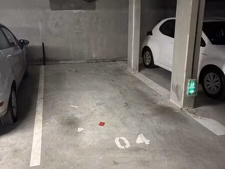 1 place de parking sous terrain / sécurisée  éclairée  ouverture avec télécommande / tram 