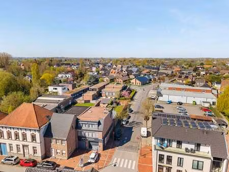 maison avec commerce  jardin et grande terrasse.