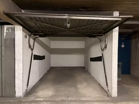 un box - emplacement de parking