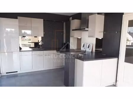 appartement 3 pièces de 64 m2 avec terrasse  garage et parking sis drusenheim.