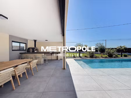 maison contemporaine d'environ 195 m2 avec piscine