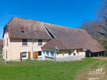corps de ferme avec grandes dépendances à la campagne