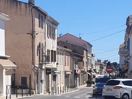 maison d'habitation élevée sur 2 étages comprenant des murs