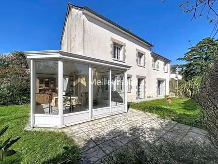 au cœur de la charmante commune de montreuil le gast  dans une ruelle très peu passant et 