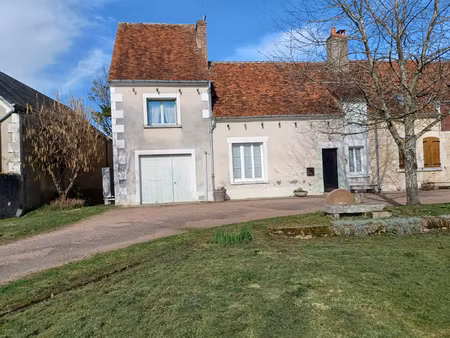 entre nevers et la charité  à raveau dans bourg  maison f4 d