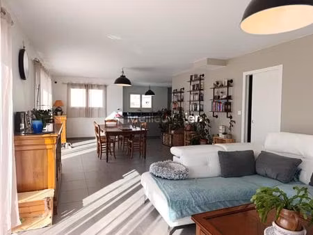 maison récente de plain pied - 97.13 m² hab - 868m² de jardin paysager - garage - préau