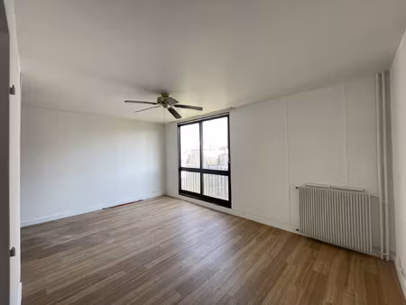 studio - 32 m2 - avec cave et emplacement de parking