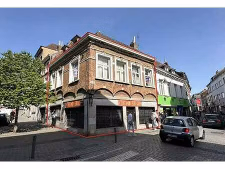 très bonne maison de commerce d’angle
