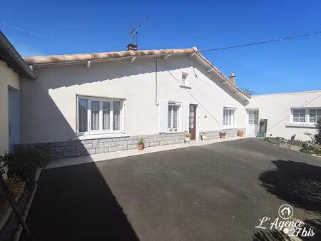 secteur augé - maison de plain-pied  3 chambres et dépendances.