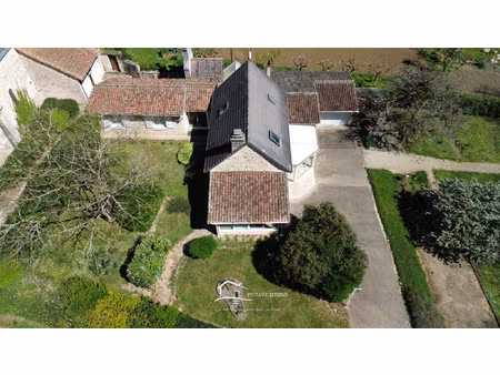 maison en pierre - cadre bucolique - rivière