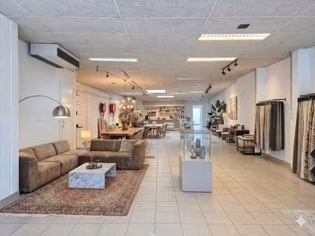 local commercial facilement accessible (246 m²) à louer à si